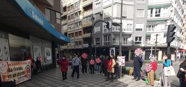 Concentración ante la sede del Sabadell.