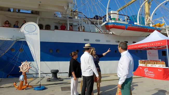Imagen de la acción promocional en el Puerto de Motril. Imagen de la acción promocional en el Puerto de Motril.