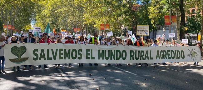 Pancarta de cabecera, con representantes granadinos, como los colectivos por el tren.
