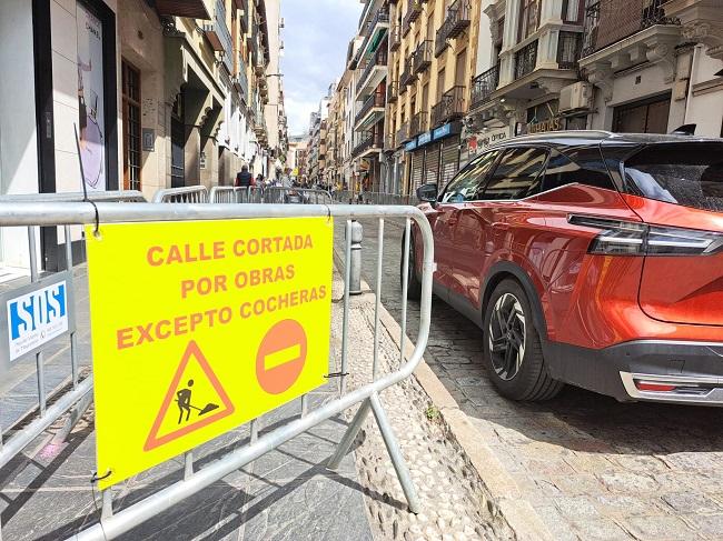 Carteles colocados en San Antón anunciando el inicio de los trabajos.