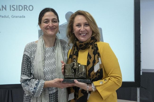 Dolores Álvarez Villena, expresidenta del AMPA San Isidro, junto a Olga Leralta, presidenta de FAMPA Alhambra.