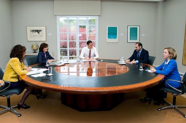 Reunión en La Moncloa para abordar cambios en la ley hipotecaria.