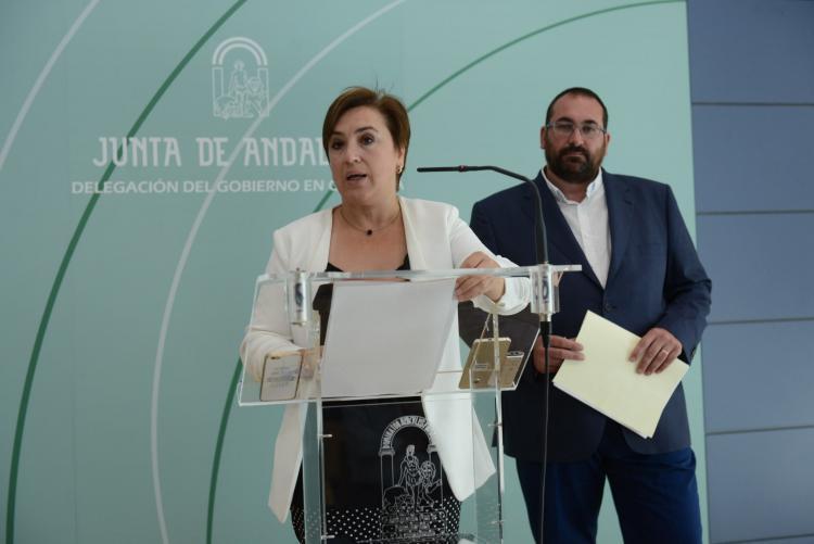 Sandra García, delegada del Gobierno andaluz, junto al delegado de Educación, Germán González.