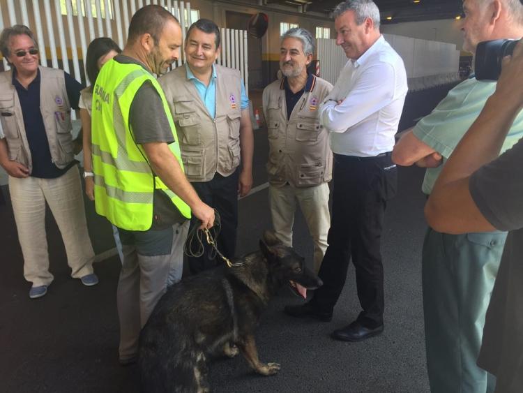 Sanz, Díaz Cruz y De la Chica con agentes de la Guardia Civil.