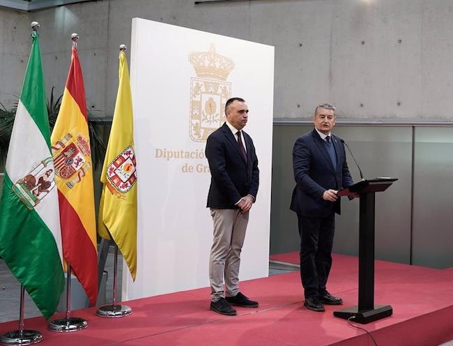 El consejero Antonio Sanz, y el presidente de la Diputación de Granada, Francisco Rodríguez. -