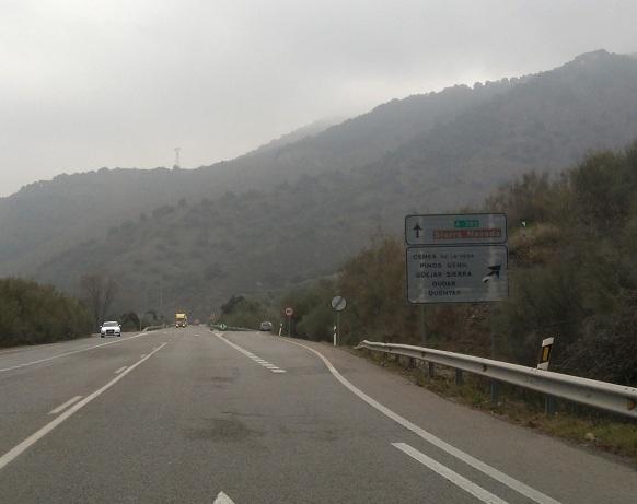 La señal en la A-395 carece de reflectante, lo que hace que muchos viajeros se pasen la salida, según el Ayuntamiento. 