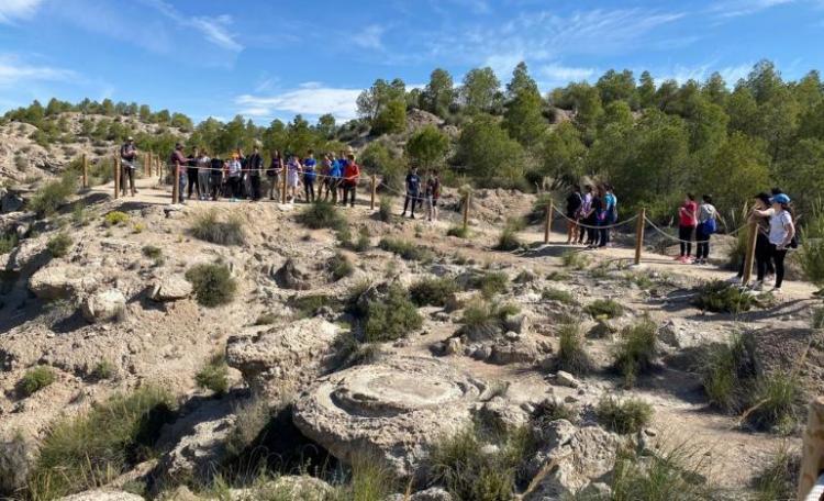 Visitantes recorren uno de los senderos del Geoparque. 