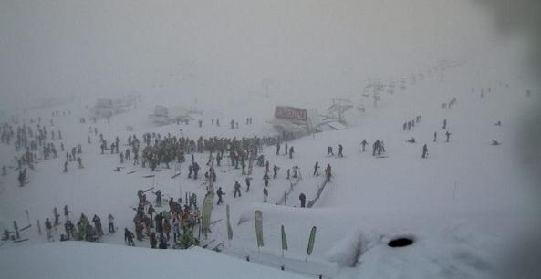 Mucho público pese al cielo cubierto este domingo en Borreguiles.