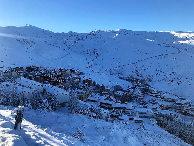 Con esta estampa invernal amanecía este jueves Sierra Nevada.