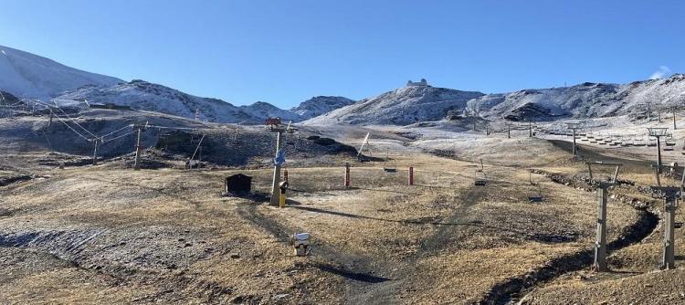 Imagen de las altas cumbres con la capa que ha dejado la primera nevada. 