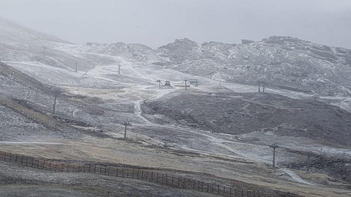 La nieve ha dejado una capa blanca este martes en la Sierra.