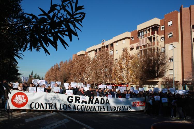 Concentración silenciosa para condenar la muerte de un trabajador en la planta de Alhendín.