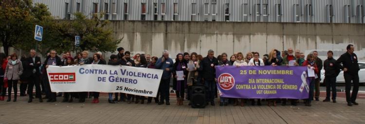 Concentración a las puertas de la sede de los sindicatos. 