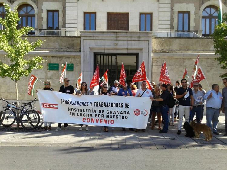 Un momento de la protesta ante la Delegación de la Junta en Granada.