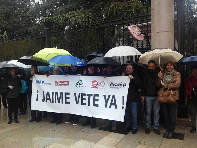 Concentración sindical con una pancarta alusiva al director de la Prisión de Albolote.