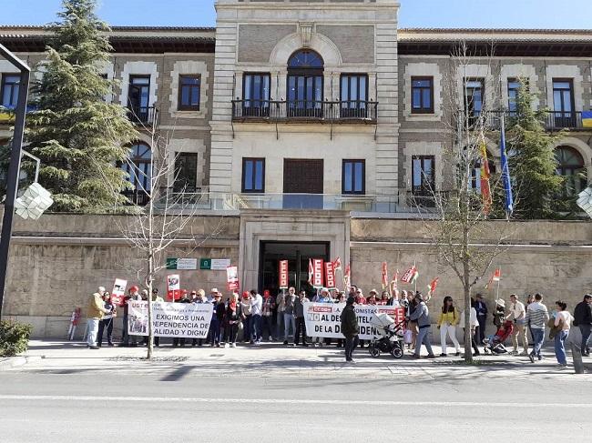 Protesta ante la sede de la Delegación del Gobierno de la Junta.