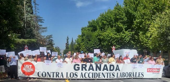 Concentración de UGT y CCOO por la última muerte en accidente laboral en granada.