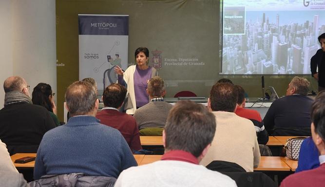 Mercedes Garzón, en un encuentro con representantes municipales. 