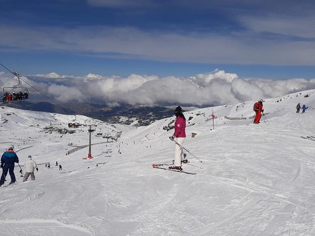 Un esquiador, este domingo, en Sierra Nevada.