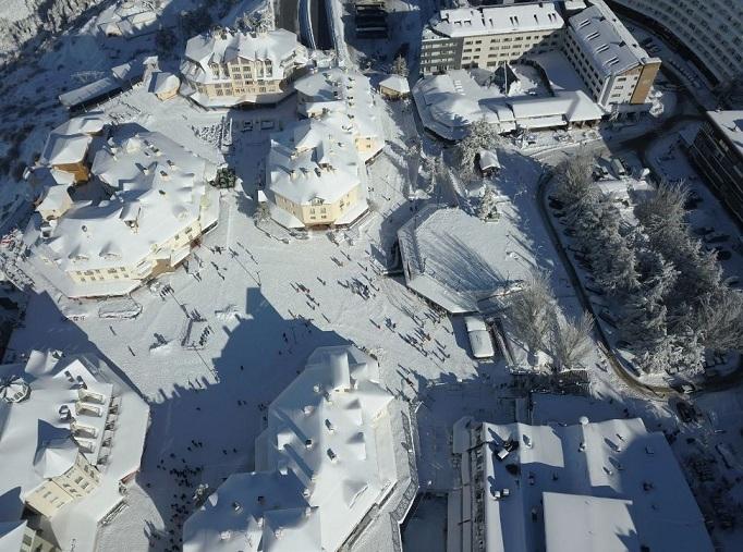 Plaza de Andalucía de Pradollano, completamente nevada, este lunes.