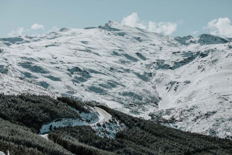 Vista de Sierra Nevada, con mucha nieve para esta época del año. 