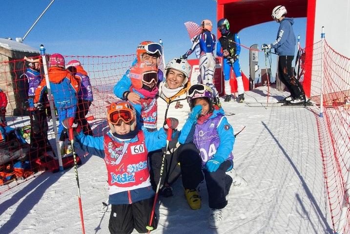 María José Rienda, con los niños.