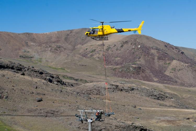 El helicóptero, en plena faena.