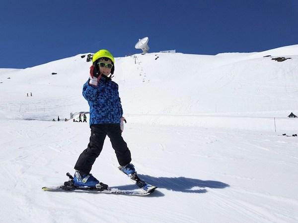 Un pequeño esquiador disfruta de la nieve en la estación granadina.