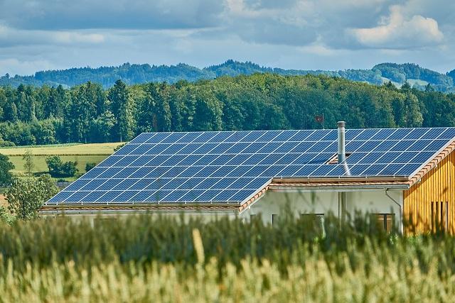 Instalación fotovoltaica en el tejado de una vivienda.