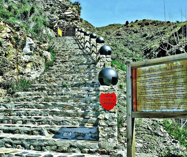 Escalera que conduce a la Cueva del Ojo de la Bruja. 