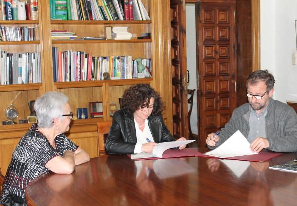 Pilar Aranda y Ernesto Páramo firman el convenio.