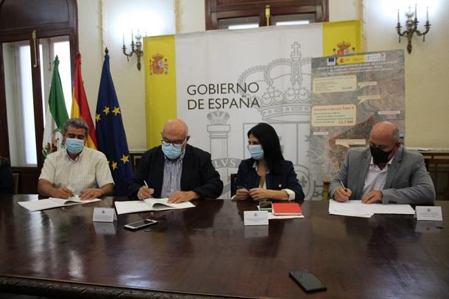 Firma del convenio en la Subdelegación de Granada. 