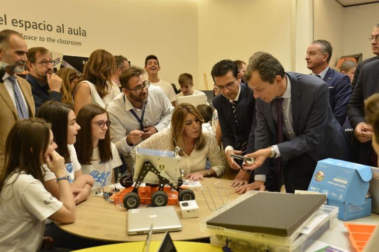 Pedro Duque, junto a Susana Díaz y Cuenca, en uno de los talleres.