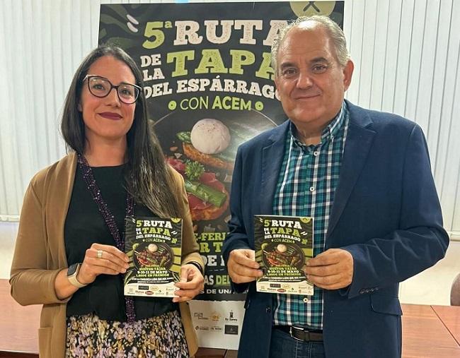El alcalde y la presidenta de la Asociación de Comerciantes y Empresarios Ribera Baja del Genil.