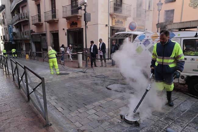 Imagen de archivo de tareas de limpieza de cera tras la Semana Santa. 