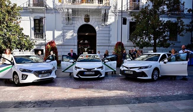 Taxis aparcados en la Plaza del Carmen, en el acto de ampliación del servicio metropolitano.