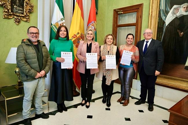 Las alcaldesas, tras la firma, junto al representante del sector y el delegado de la Junta.