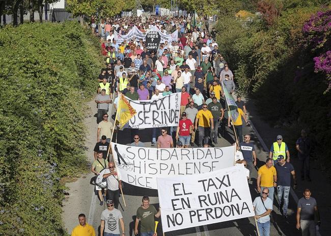 Imagen de archivo de una concentración en septiembre de 2022 de taxistas en contra del decreto ley de la Junta los Vehículos de Transporte con Conductor (VTC).