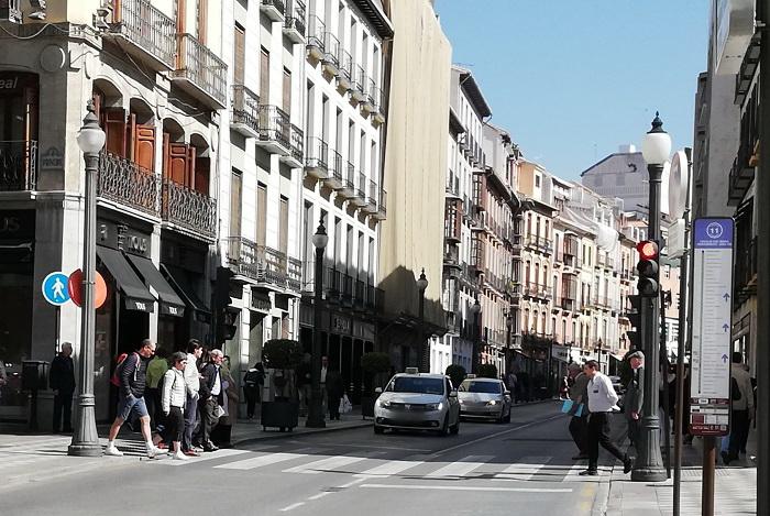 El taxista circulaba por Reyes Católicos en dirección a Puerta Real.