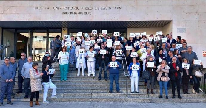 Concentración en la puerta del edificio de gobierno del Virgen de las Nieves.