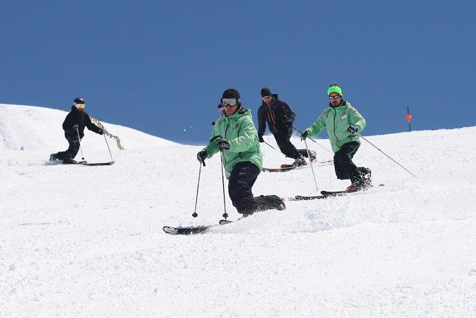 Esquiadores practicando el Telemark.