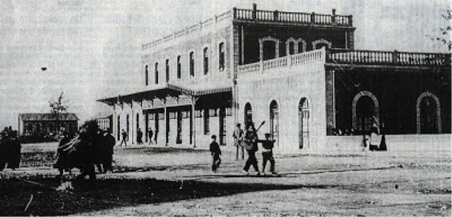 Esta foto corresponde a la fachada original de entrada a la Estación Sur (actual acceso a a la Chana), a los pocos años de su inauguración. Se aprecia la marquesina que después acabó en Moreda. 