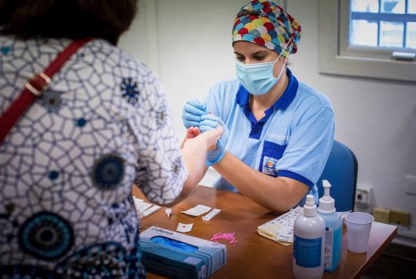 Una profesional sanitaria toma una muestra para un test.