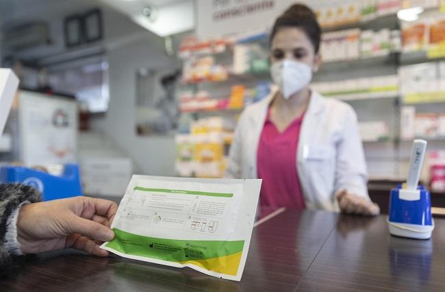 El Gobierno fija un precio máximo para los test en las farmacias.