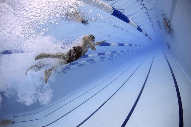Nadador en un desplazamiento subcuático.