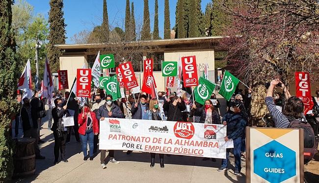 Protesta, este jueves, a la entrada del recinto de la Alhambra.