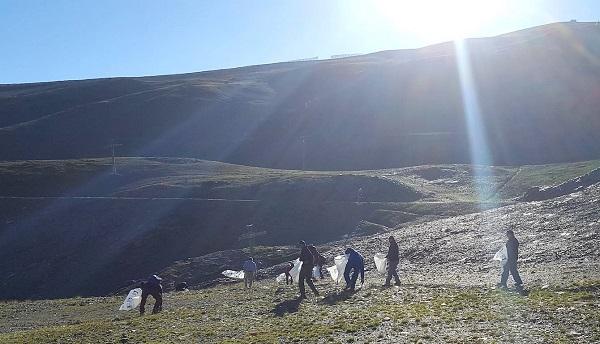 Trabajadores desplegados por Sierra Nevada.