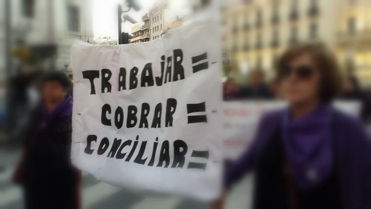 Cartel por la igualdad salarial en una manifestación del 8M en Granada. 