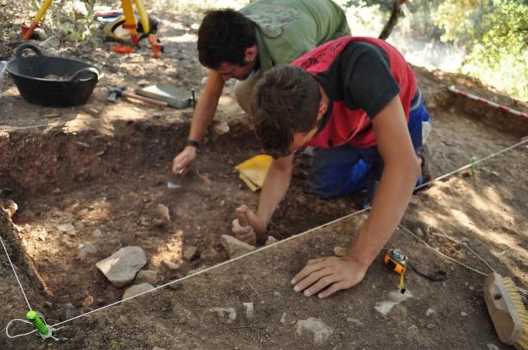 Proceso de excavación en la cantera de mármol dolomítico de Cortijo Cevico, en Loja. Proceso de excavación en la cantera de mármol dolomítico de Cortijo Cevico, en Loja.