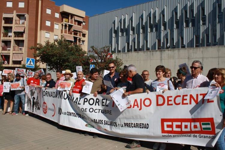 Concentración a las puertas de la sede de los sindicatos.